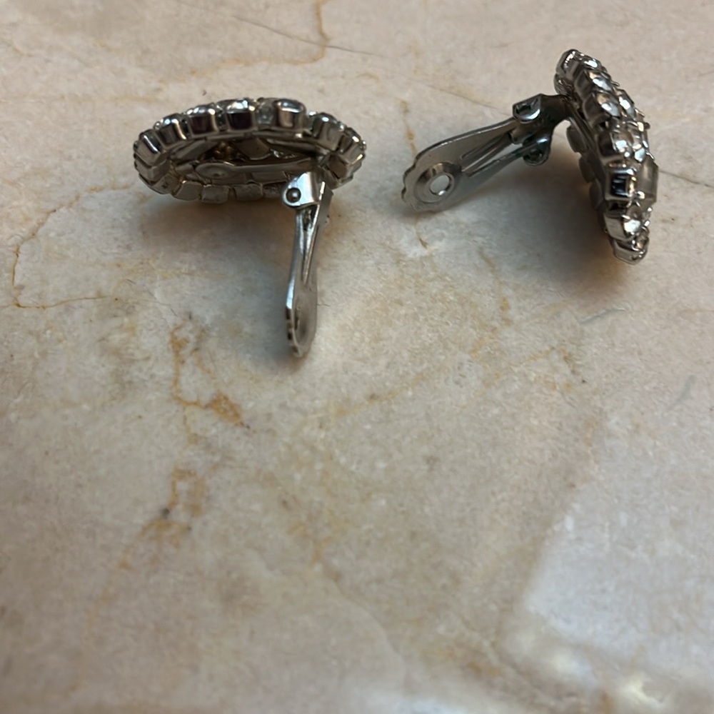 Elegant Vintage Earrings - Picture 4 of 4